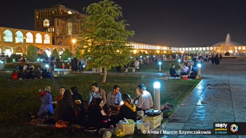 Na zdjęciu grupy Irakijczyków, urządzający pikniki w chłodzie wieczoru