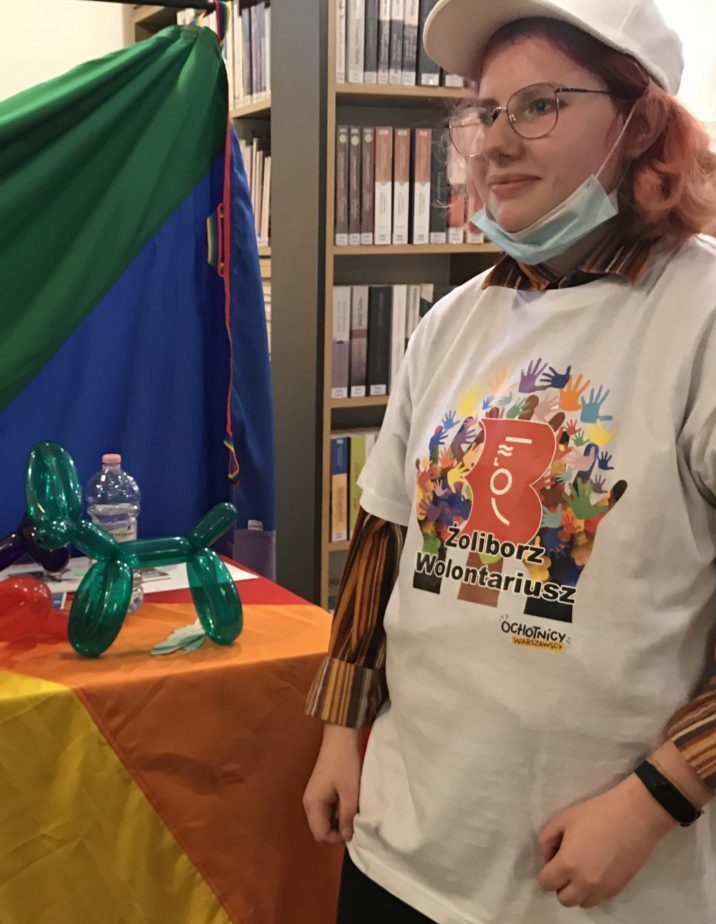 wolontariusz z biblioteki żoliborskiej w koszulce z logo wolontariatu