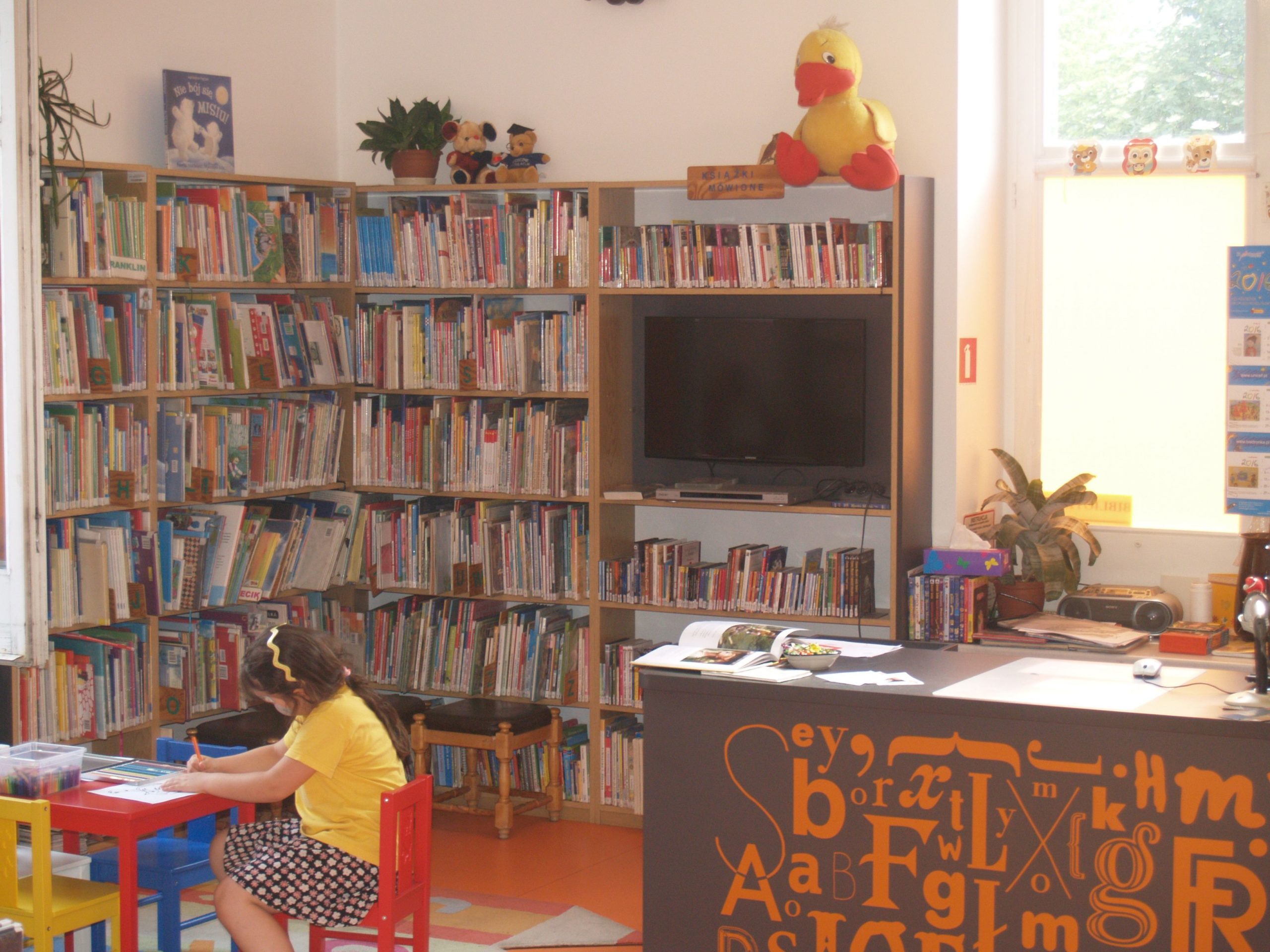 Biblioteka dla dzieci nr 20 widok w środku na kącik z zabawkami dla dzieci