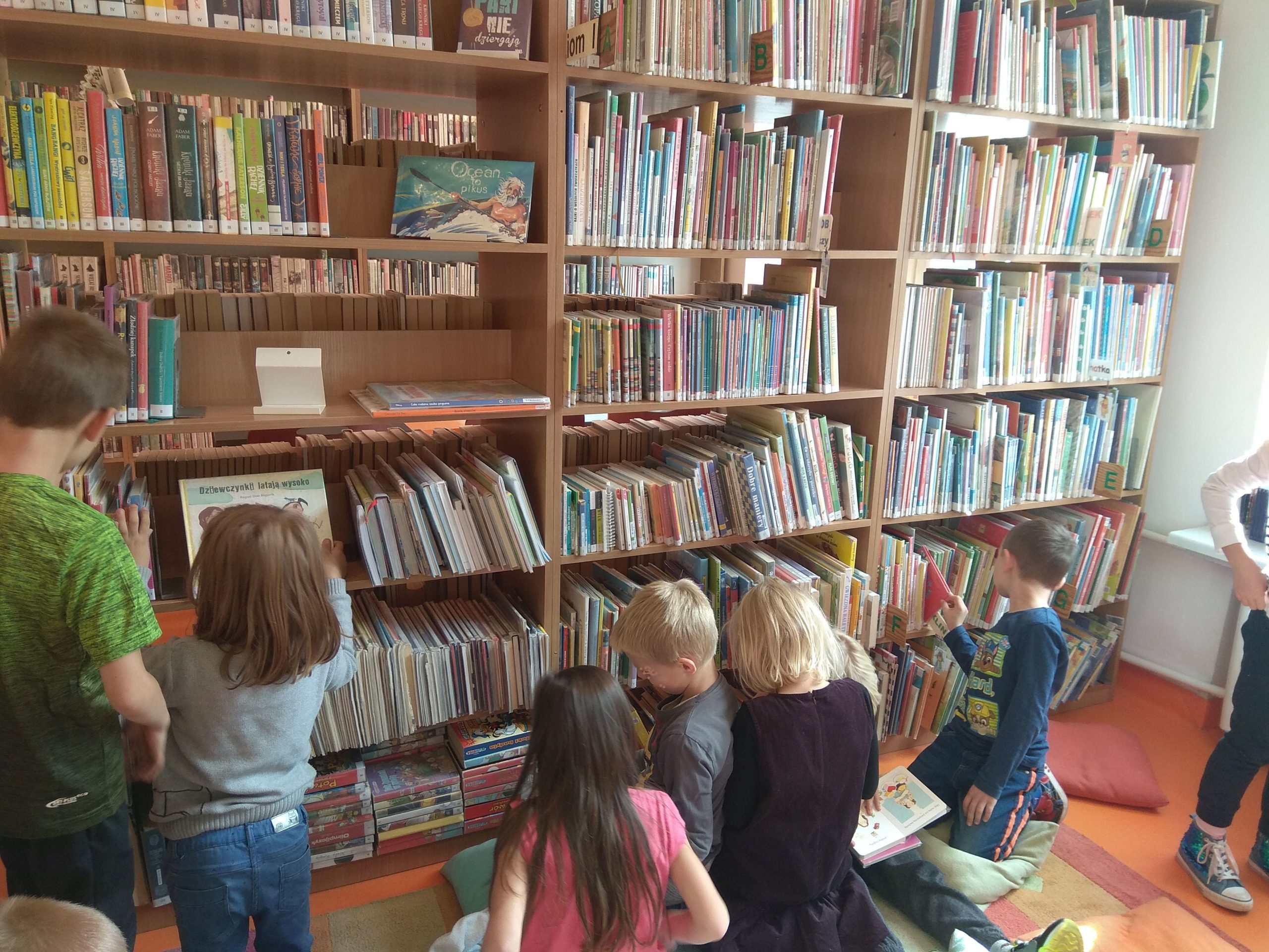 Biblioteka dla dzieci nr 20 wizyta dzieci z przedszkola,które wybieraj i oglądają książki