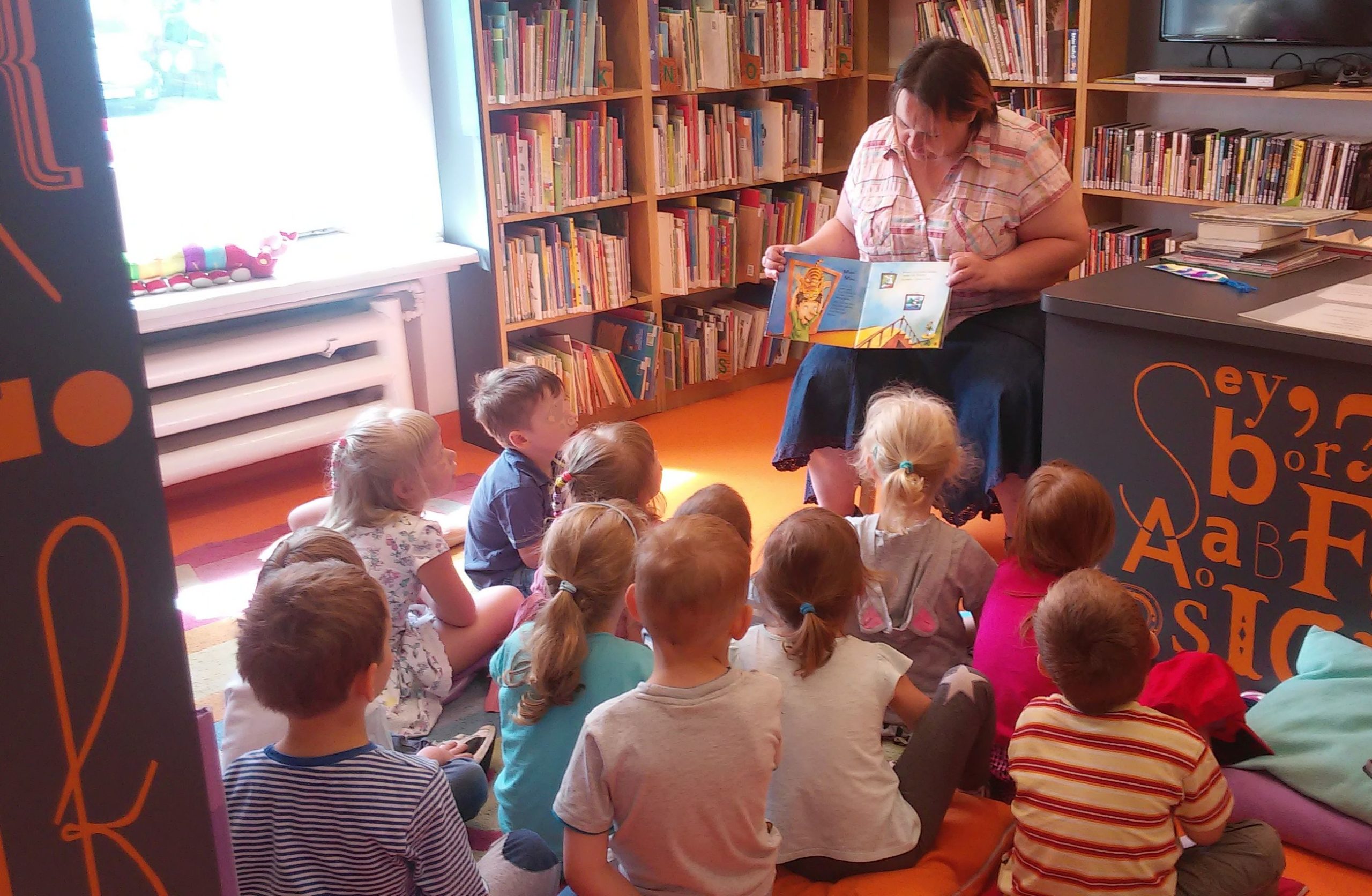 Biblioteka dla dzieci nr 20 Wizyta dzieci z przedszkola i wspólne czytanie książki z bibliotekarką