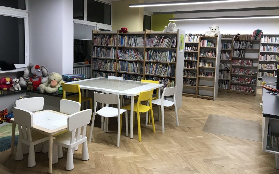 Biblioteka dla Dzieci nr 15 widok na stoliki do odrabiania lekcji i regały z książkami