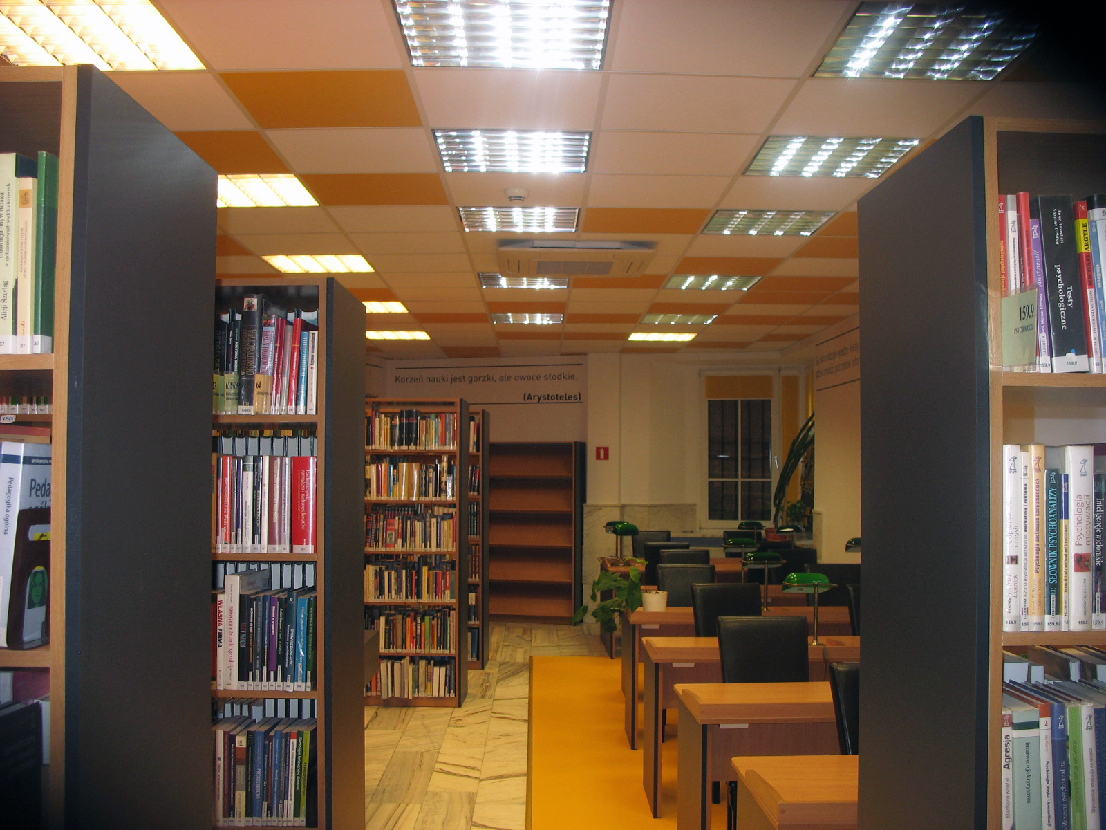 Czytelnia Naukowa nr 16 widok w środku na główną salę - regały z książkami oraz miejsca dla czytelników