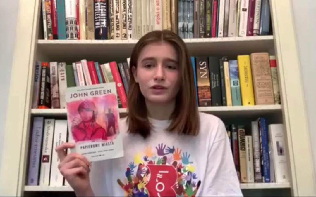 Kadr z filmu nagranego przez wolontariuszkę, na którym recenzuję powieść dla młodzieży