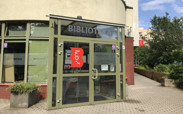 Wypożyczalnia nr 111 widok z zewnątrz na wejście główne