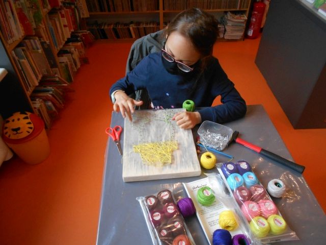 Uczestniczka warsztatów String Art