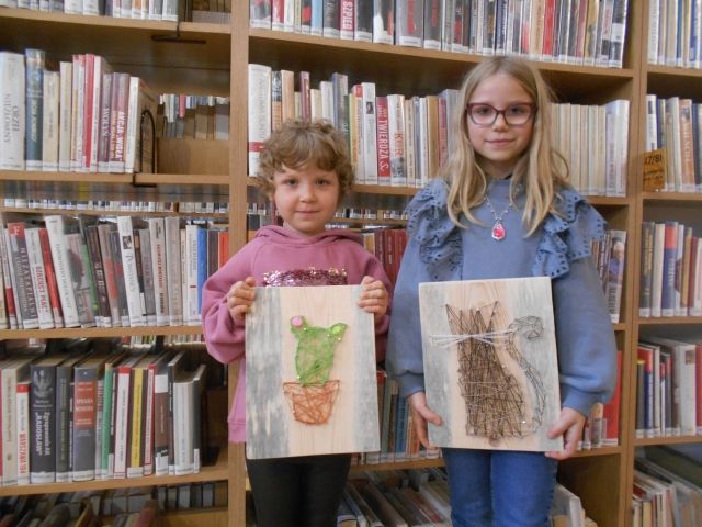 Uczestniczki warsztatów String Art prezentują swoje prace