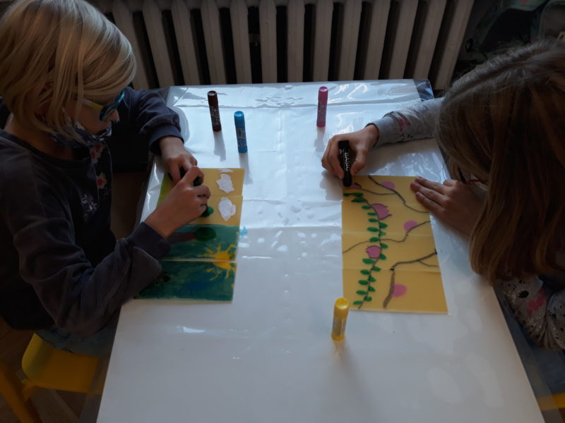 Zdjęcie przedstawiające dziewczynki, które malują makaron