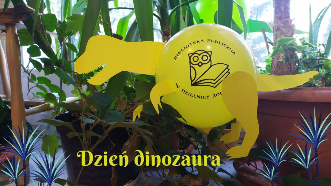 Grafika wyróżniająca. Predstwia dinozaura-zabawkę na tle roślin
