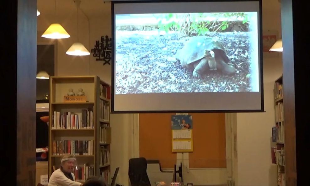 Prelekcja Elżbiety Wichrowskiej-Janikowskiej „Wyprawa na Galapagos” podczas Nocy Bibliotek 2020