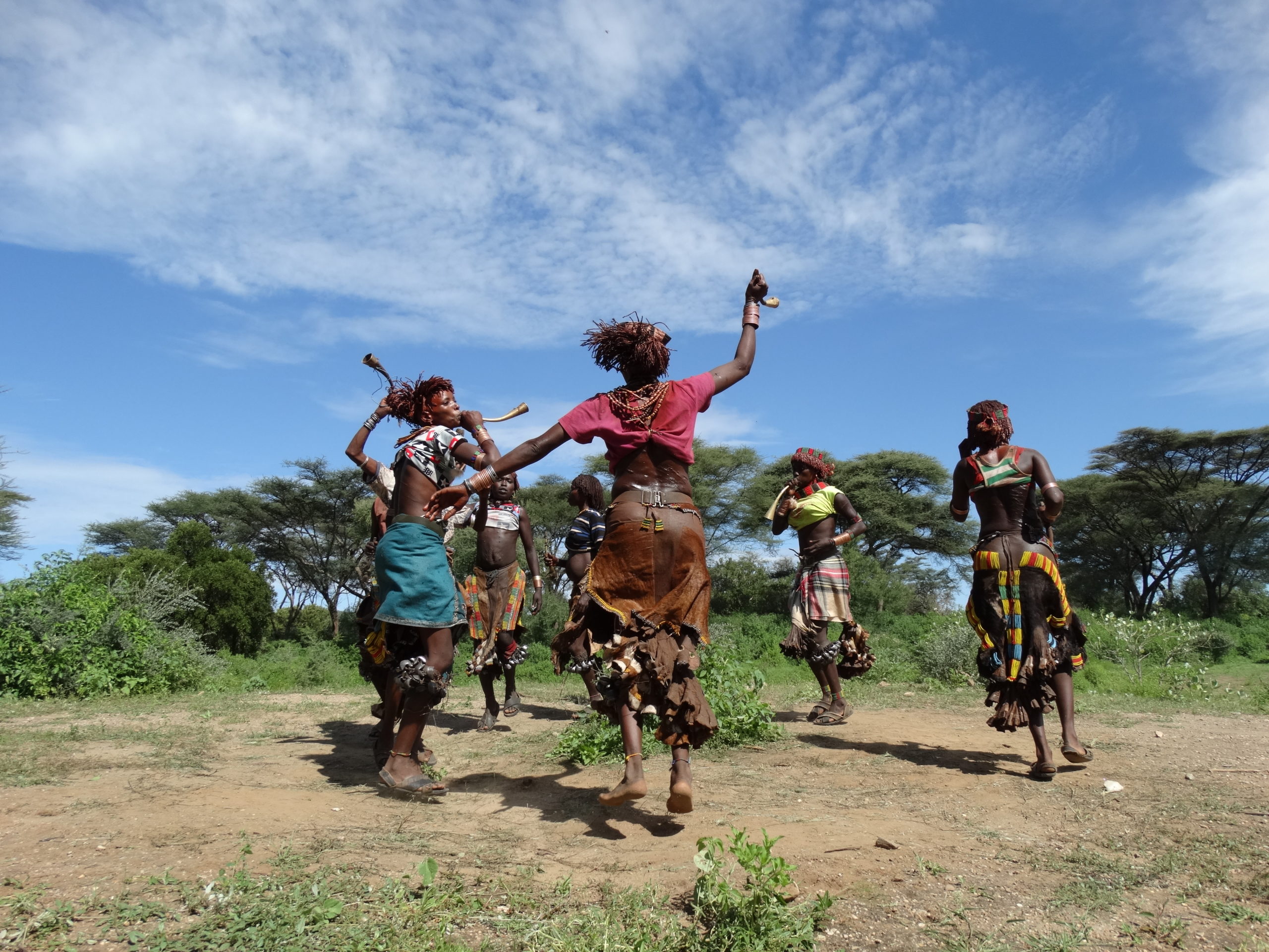 Zdjęcie z prezentacji "Wśród dzikich plemiona Afryki". Na zdjęciu taniec ludowy