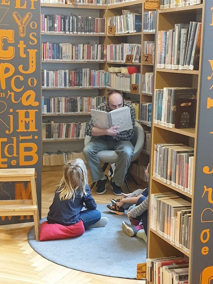 noc bibliotek - bibliotekarz czyta dzieciom bajki