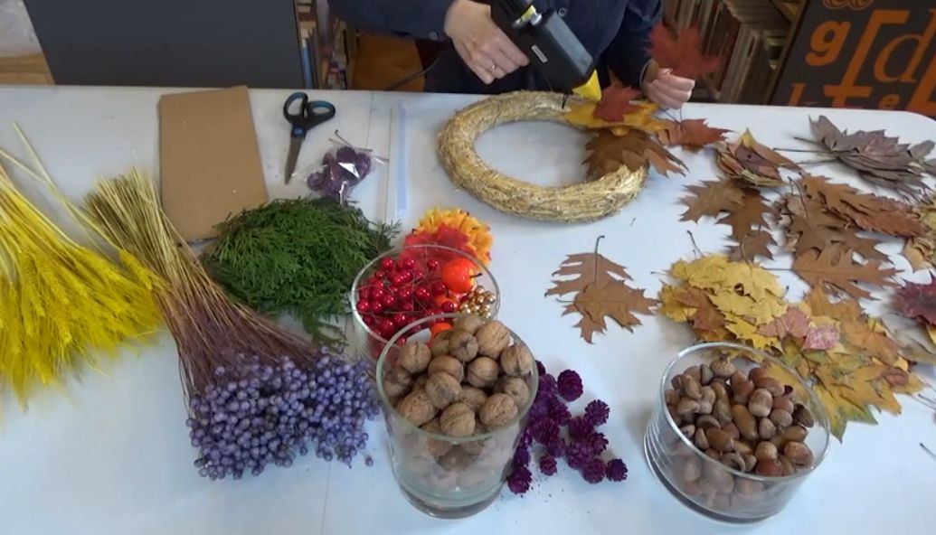 Wykonanie jesiennego wieńca na bazie słomianej