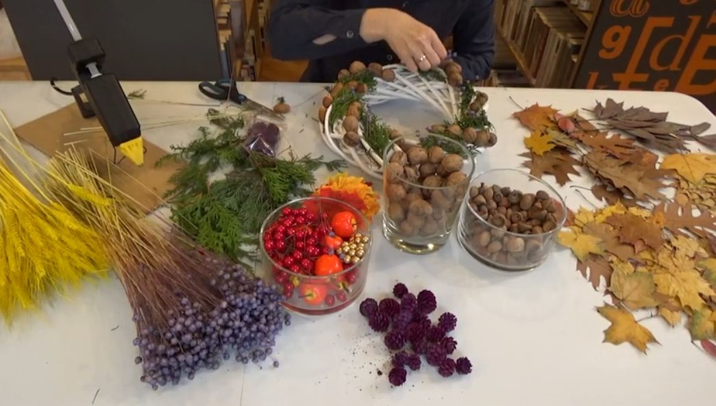 Wykonanie jesiennego wieńca na bazie ratanowej