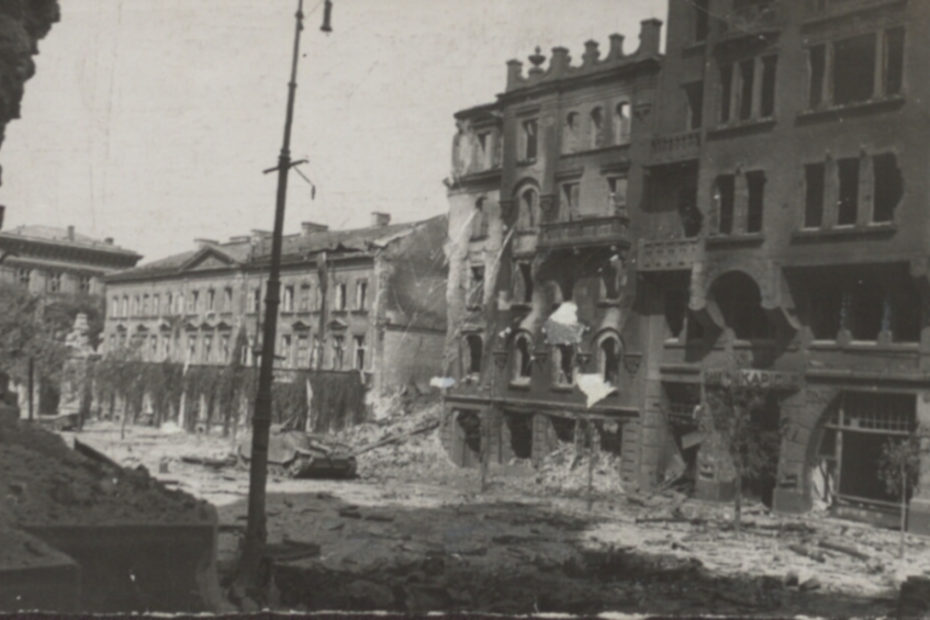 Na zdjęciu fragment ulicy Krakowskie Przedmieście w czasie okupacji