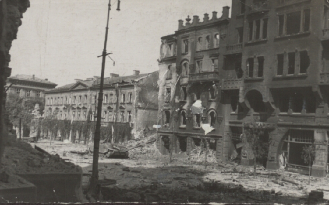 Na zdjęciu fragment ulicy Krakowskie Przedmieście w czasie okupacji