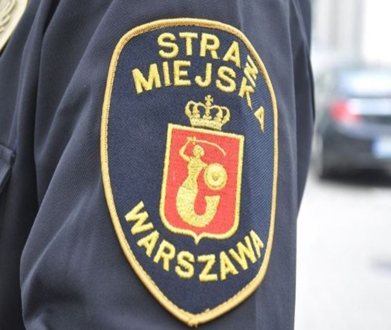 Zbliżenie na emblemat Warszawskiej Straży Miejskiej