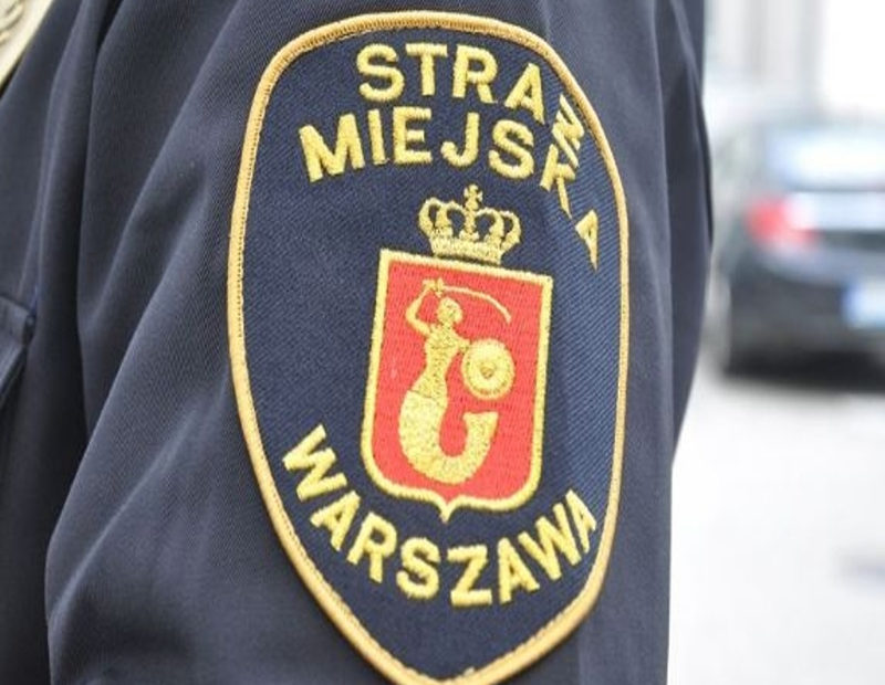 Zbliżenie na emblemat Warszawskiej Straży Miejskiej