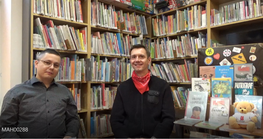 Spotkanie autorskie z Rafałem Witkiem. Spotkanie prowadzi bibliotekarz