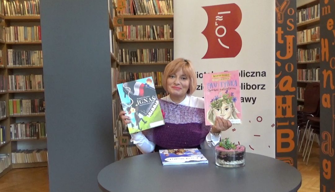 Pisarka Wioletta Piasecka prezentująca swoje dwie ksiązki podczas nagrania spotkania autorskiego