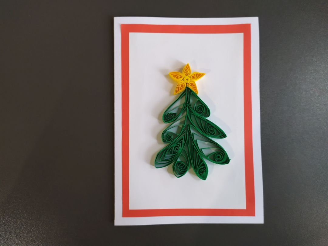 Warsztaty tworzenia kartek świątecznych techniką quillingu. Przykładowa praca
