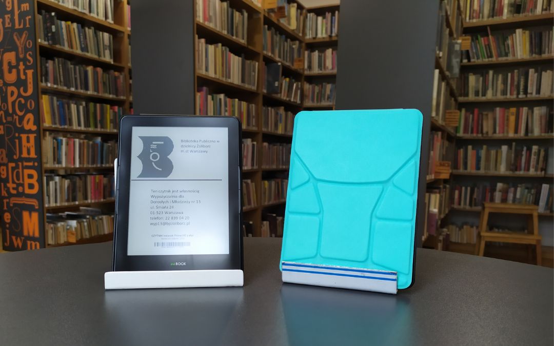 Dwa czyteniki ebooków. Jeden w niebieskim etui.