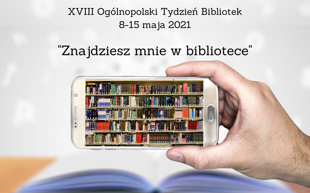 Plakat infomrujący o 18 edycji Tygodnia Bibliotek. Ręka trzymająca smartfon ze zdjęciem regłau pełnego książek. Napis XVIII Ogólnopolski Tydzień Bibliotek Znajdziesz mnie w bibliotece.