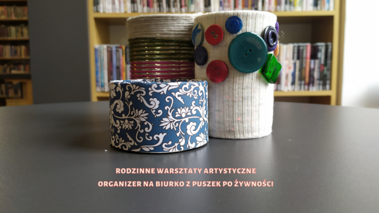 Organizer na przybory piśmienne zrobiony z trzech ozdobionych w różny sposób puszek po żywności. Pod spodem napis Rodzinne Warsztaty Artystyczne Organizer na biurko z puszek po żywności
