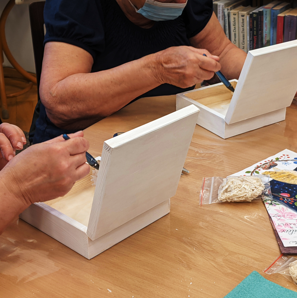 zdjęcie przedstawiające ozdabianie drewnianych pudełek metodą decoupage malowanie farba akrylowa