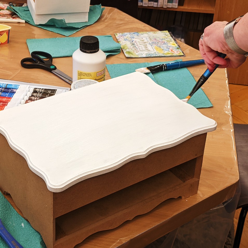 zdjęcie przedstawiające ozdabianie drewnianych pudełek metodą decoupage malowanie farba akrylowa