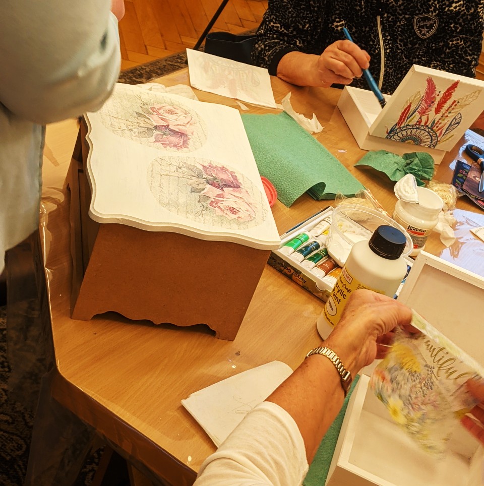 zdjęcie przedstawiające ozdabianie drewnianych pudełek metodą decoupage malowanie klejem i naklejanie wzoru