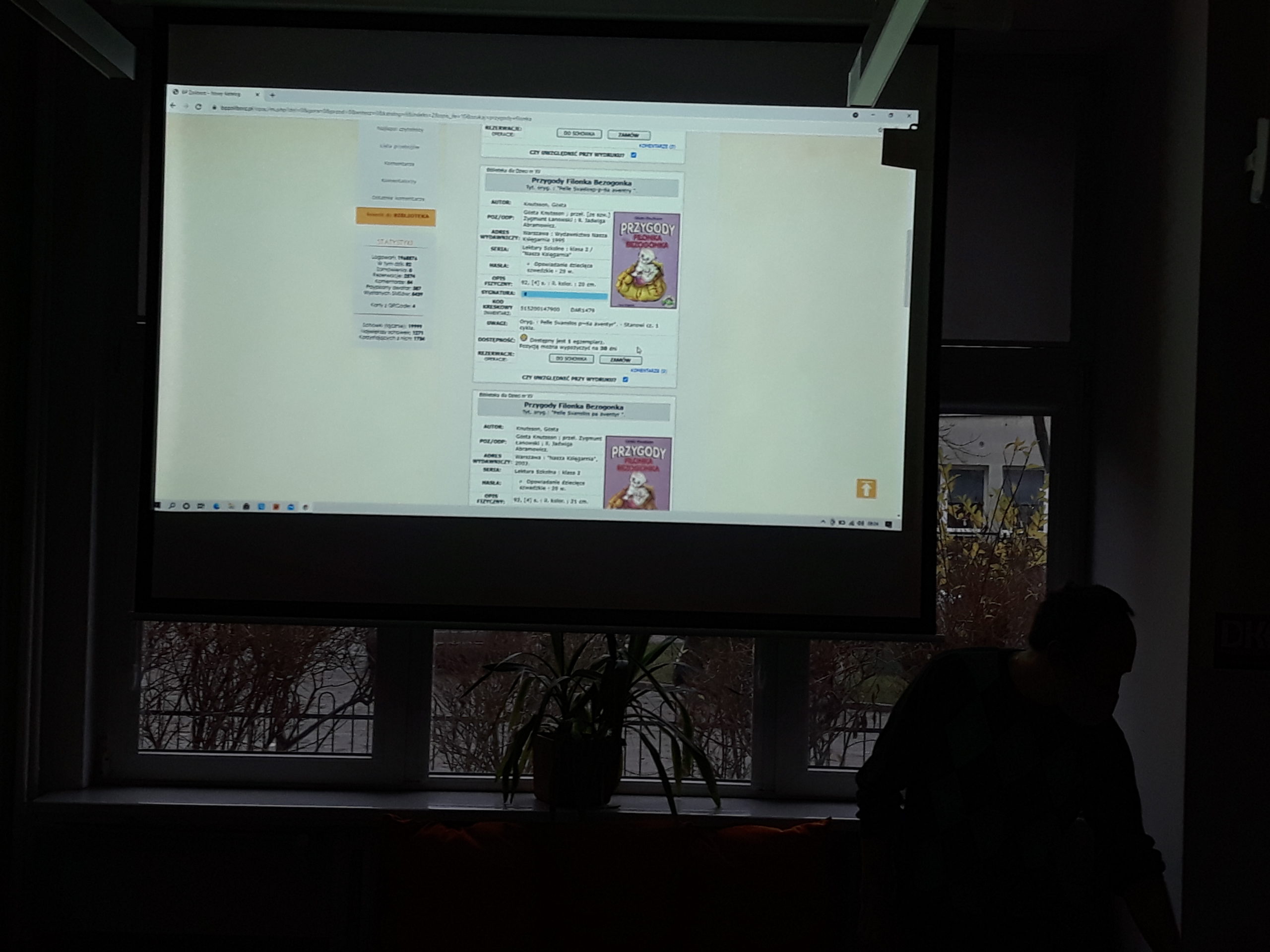 zdjęcie z lekcji bibliotecznej przedstawiające widok z rzutnika na którym znajduje się widok katalogu internetowego biblioteki
