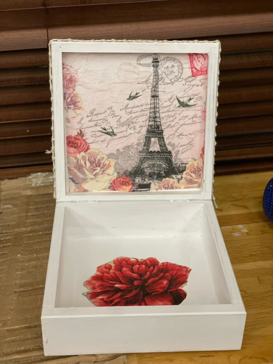 zdjęcie przedstawiające pudełko wykonane metodą decoupage w środku wzór z wieżą eiffla i kwiat