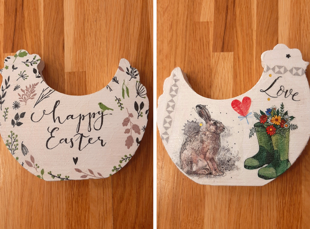 zdjęcie przedstawiające dwie formy drewniane w kształcie kur ozdobione metodą decoupage: napis happy easter oraz zająca z napisem love