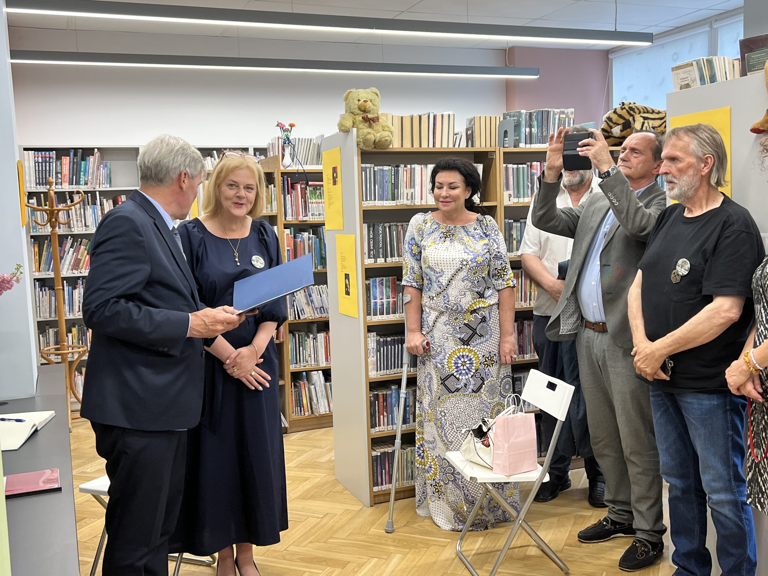 Burmistrz odczytuje akt nadania imienia Joanny Kulmowej sali w Bibliotece nr XV