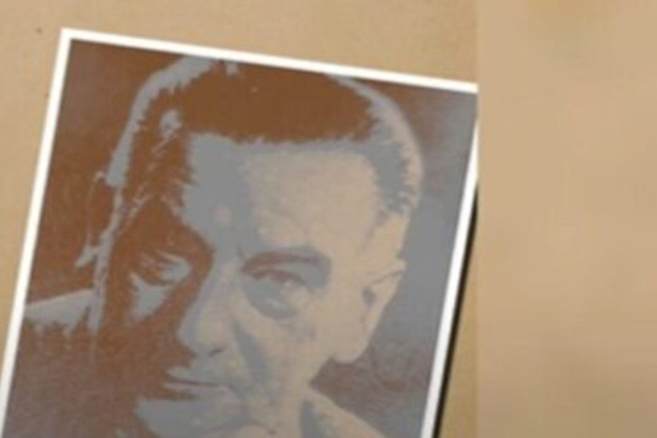 zdjęcie Józefa Mackiewicza na brązowym tle