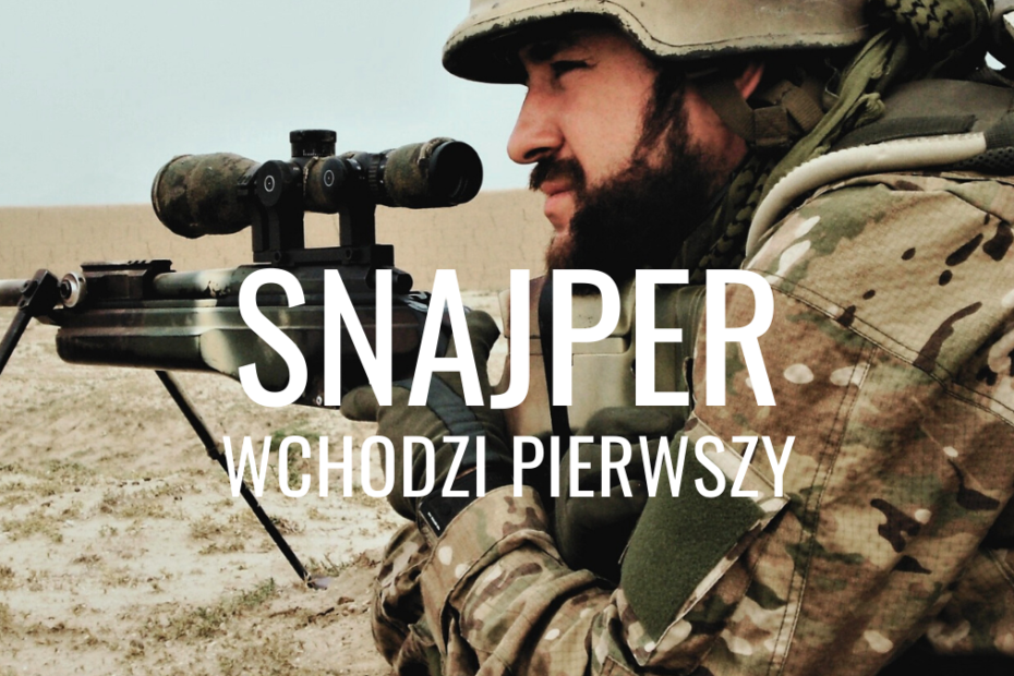 grafika wyróżniająca przedstawia zdjęcie przemysława wójtowicza z bronią snajperską, na zdjęciu tekst: snajper wchodzi pierwszy