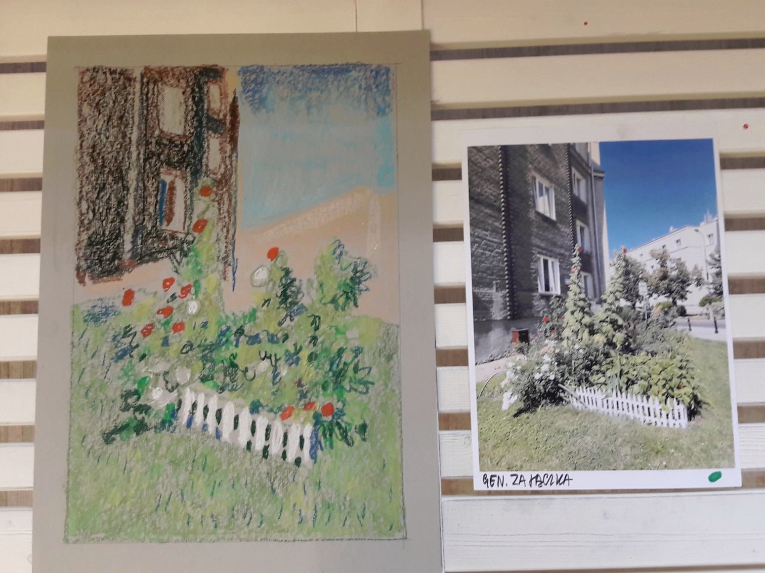 Po lewej obraz namalowany pastelami po prawej zdjęcie budynku, który był wzorcem