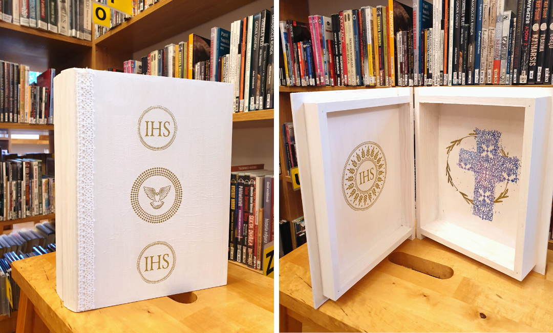 kolaż z dwóch zdjęć przedstawiający stronę wewnętrzną i zewnętrzną gotowego pudełka w kształcie książki wykonanego metodą decoupage ze wzorami pierwszokomunijnymi, widoczne napisy: IHS