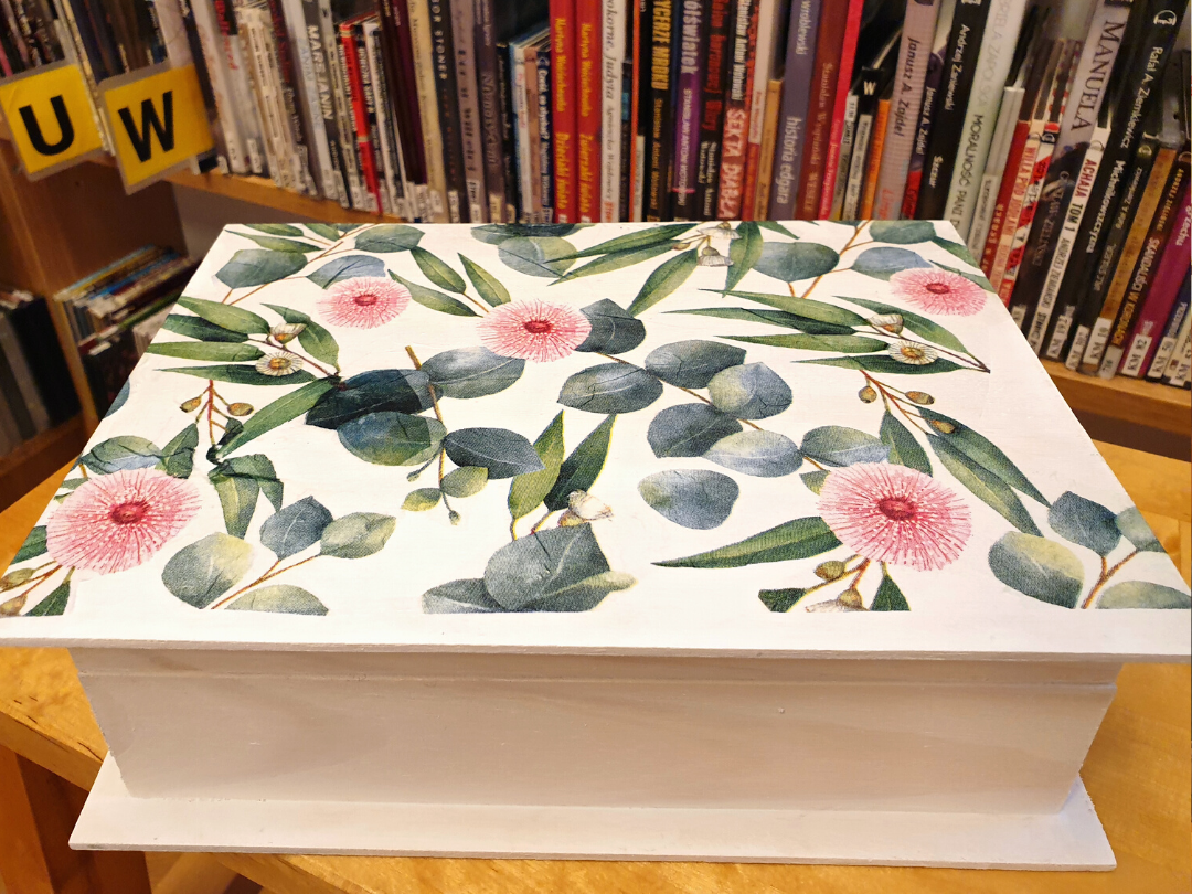 zdjęcie wieczka gotowego pudełka w kształcie książki wykonanego metodą decoupage z wiosennym kwiecistym wzorem