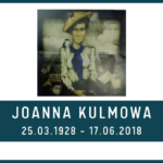 na niebieskim tle napis "Joanna Kulmowa 25.03.1928-17.06.2018" oraz grafika przedstawiająca Joannę Kulmową