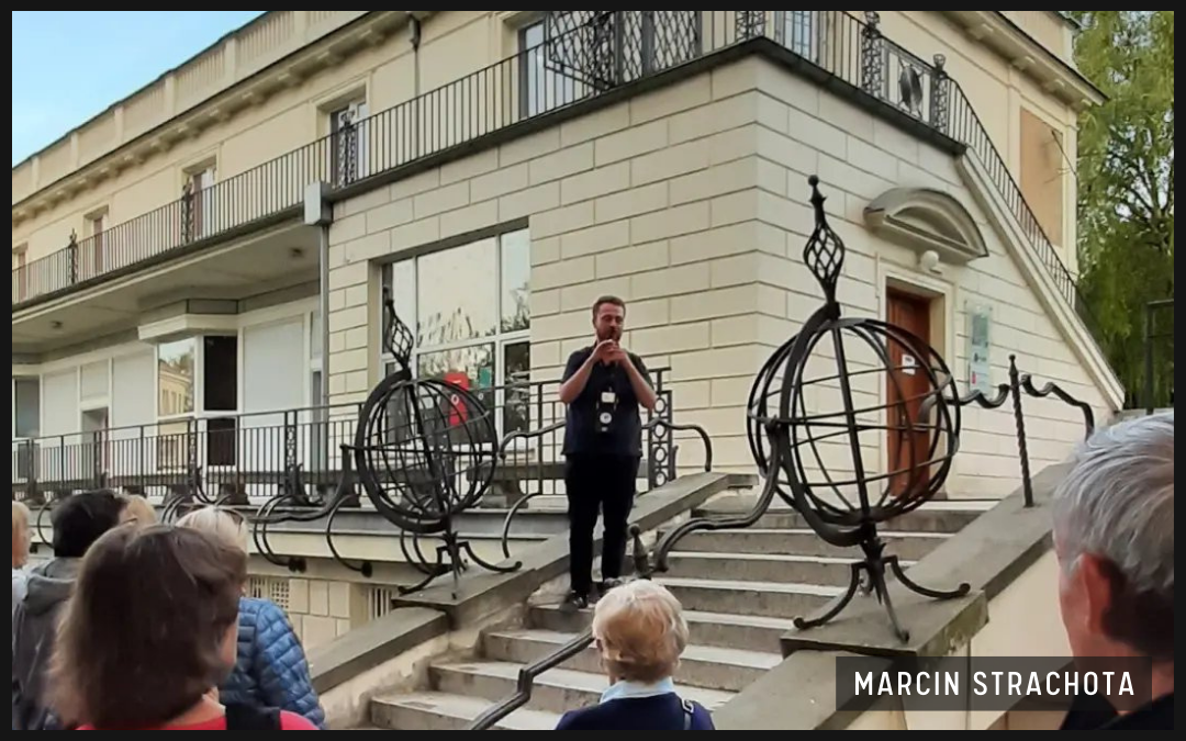 przewodnik na tle budynku teatru komedia