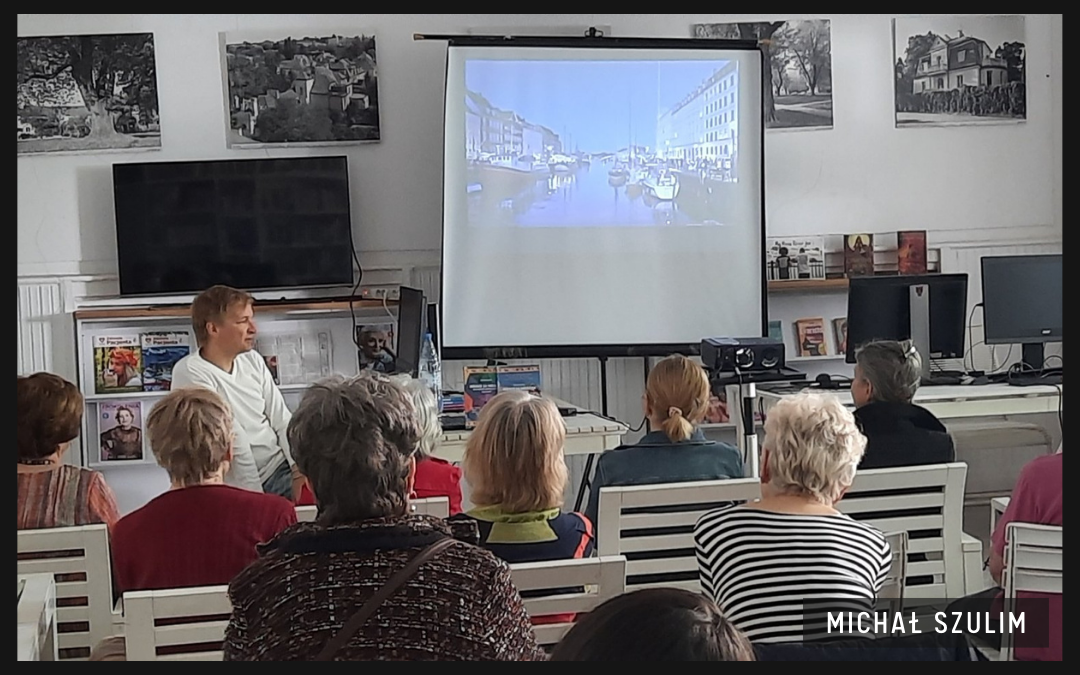 autor podczas prezentowania slajdów grupie słuchaczy