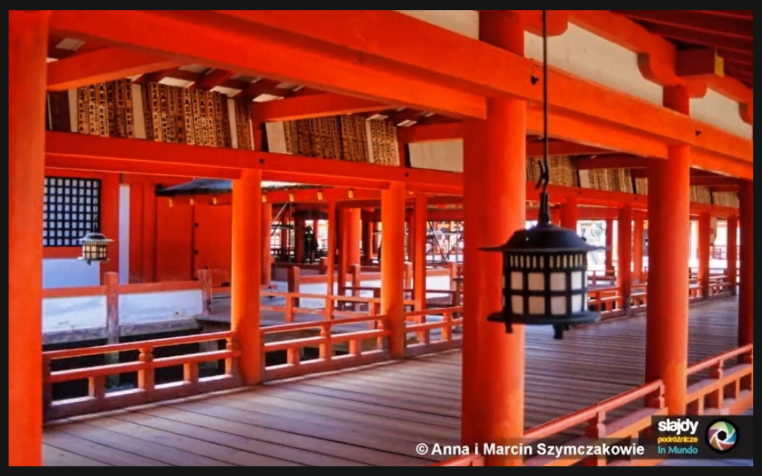 japońska tradycyjna architektura w kolorze czerwonym