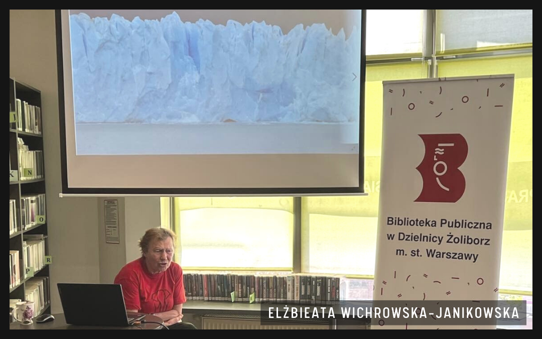 autorka prowadzi spotkanie, w tle ekran z wyświetlanym slejdem