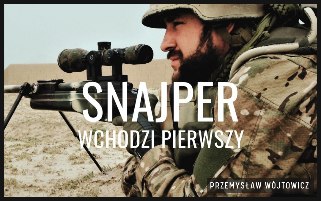 snajper celuje z broni, na zdjęciu biały napis "Snajper wchodzi pierwszy"