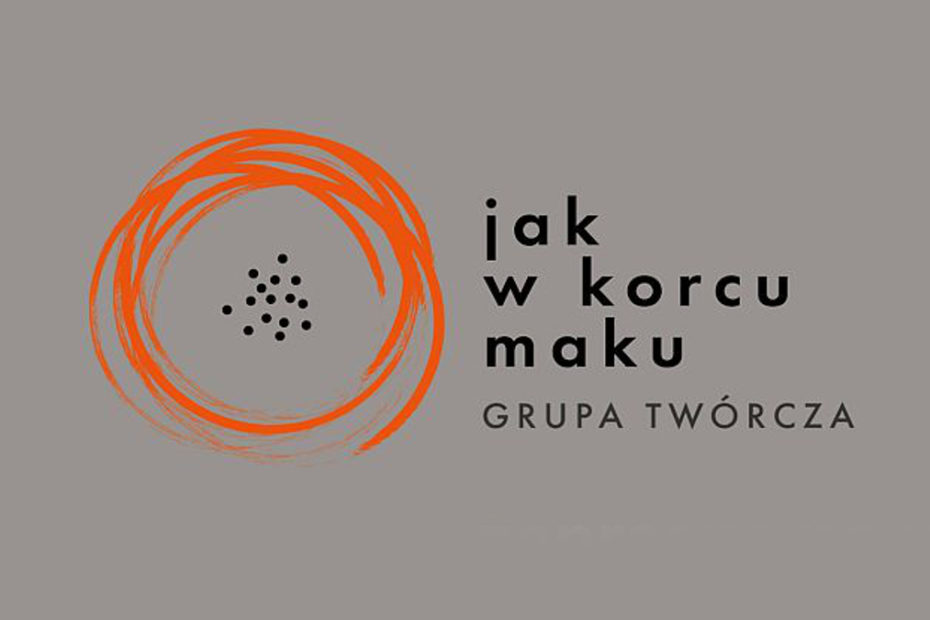 Logotyp grupy "jak w korcu maku: Na szarym tle ziarenka maku otoczone pomarańczową włóczką. Obok nazwa grupy