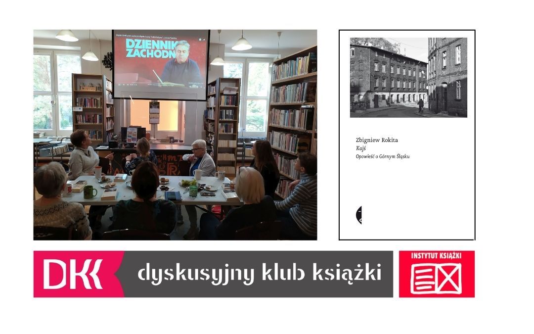 Kolaż grafik ze spotkania Dyskusyjnego Klubu Książki. Zdjęcie klubowiczów podczas spotkania, zdjęcie okładki książki oraz logo DKK.