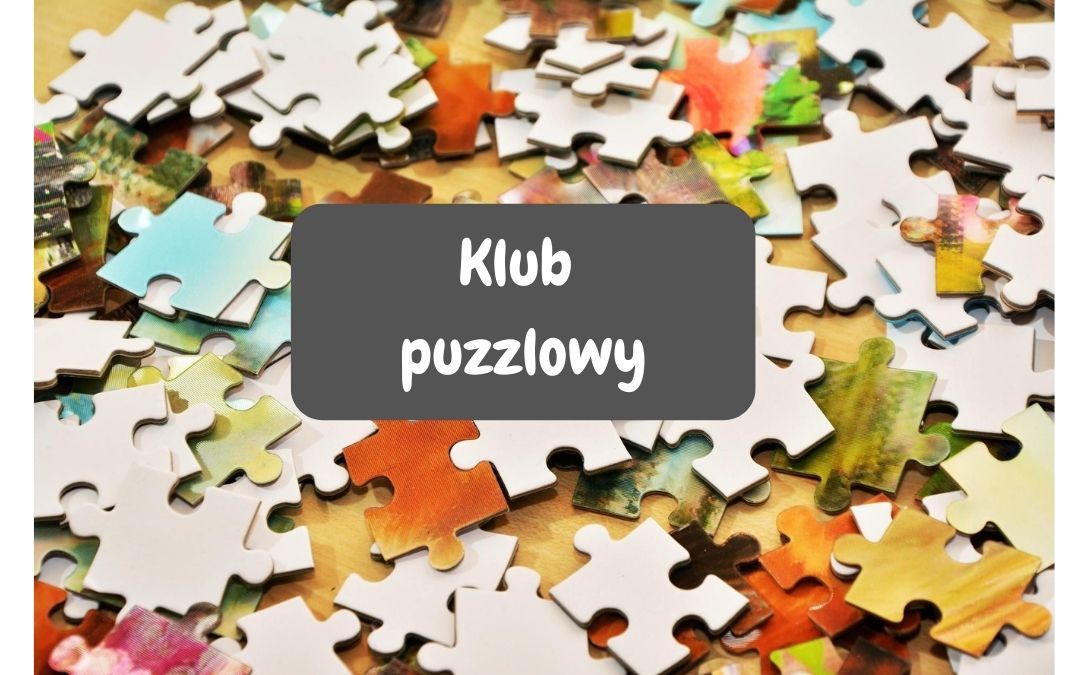 Grafika wyróżniająca przedstawiająca rozsypane elementy puzzli oraz napis "Klub puzzlowy"