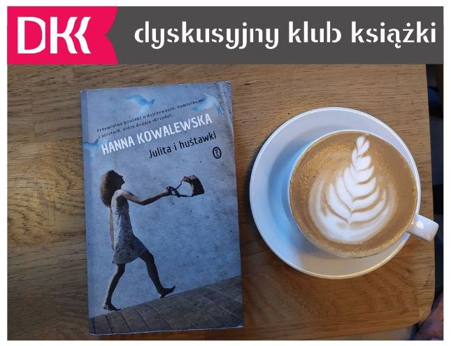 Książka Hanny Kowalewskiej "Julita i huśtawki" położona obok filiżanki z kawą. Na górze zdjęcia logo Dyskusyjnego Klubu Książki